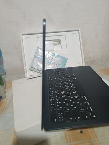 macbook m: Apple MacBook (Midnight rəng) - 13.6" Liquid Retina ekran: incə — 3