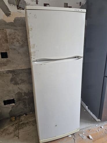 Ağ rəngli iki qapılı soyuducu. - Üst hissədə dondurucu, alt hissədə lalafo.az -da Ağ rəngli iki qapılı soyuducu. - Üst hissədə dondurucu, alt hissədə