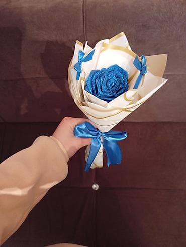 Tək gül kompozisiyası – mavi parıltılı gül - Dizayn: Bir ədəd mavi