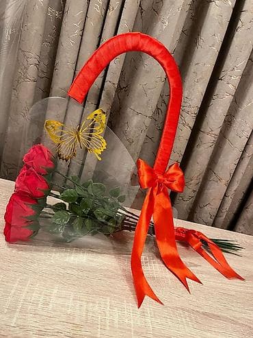 Dekorativ gül buketi – şəffaf ürək formalı akril kompozisiyada. -