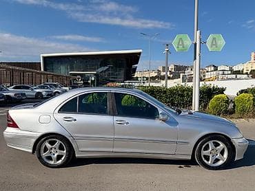range rover stop: Mercedes-Benz C-Class sedan, gümüşü rəng. - Kuzov: 4 qapılı sedan — 3