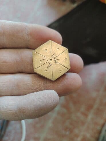 azerbaycan tarixi 8 ci sinif dim cavablari: Məhsul: Altıbucaqlı bürünc jeton/nişan Təsvir: - Material: sarı tonlu — 4