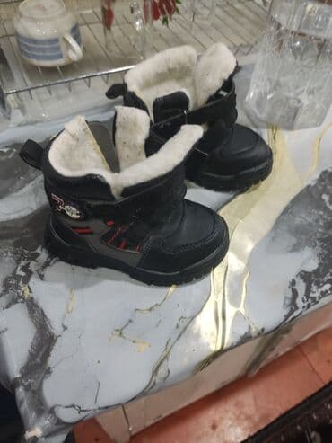 Uşaq üçün qış çəkmələri - Rəng: qara, qırmızı detallarla - İsti