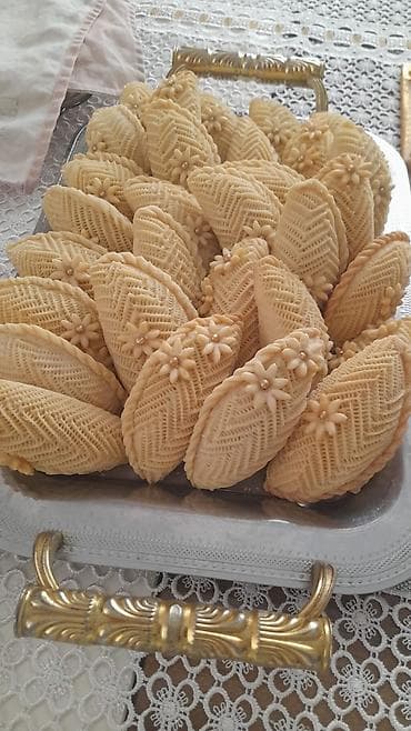 sirniyyat sufresi: Milli şirniyyat assortimenti – evdə hazırlanır Tərkib və növlər: - — 4