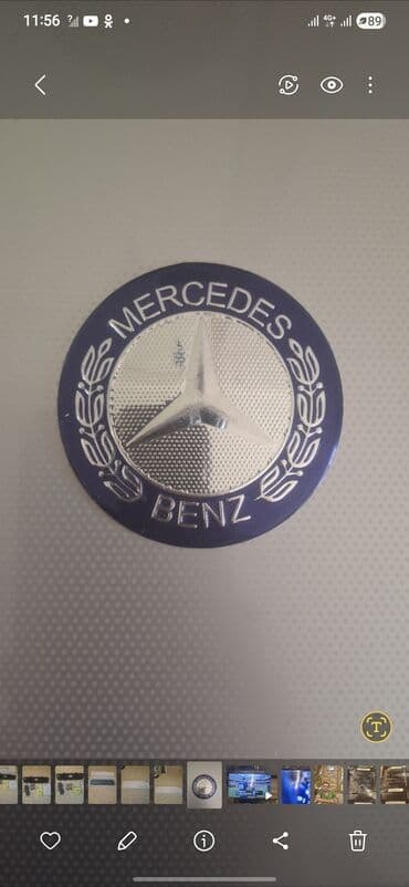 Прицепы: Dairəvi Mercedes-Benz emblemi, tünd göy haşiyəli və mərkəzində gümüşü — 1