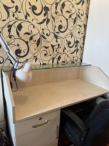 İş masası və ofis kreslosu dəsti - Masa: açıq ağac rəngində kompakt