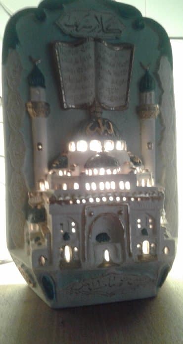 meyvə şəkilləri: Böyük suvenir məscid. Əl işidir qipsdən düzəldilib. Arxasında işıq — 4