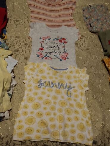 ziyafet geymleri: Məhsul paketi: ayaqqabı və geyim 1) Qırmızı idman ayaqqabıları - — 19