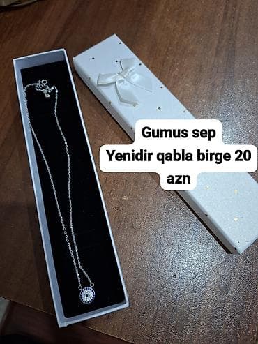 klonlu sepler: Gümüş sep – zərif zəncir və dairəvi kulonla. Kulon mavi və şəffaf — 1