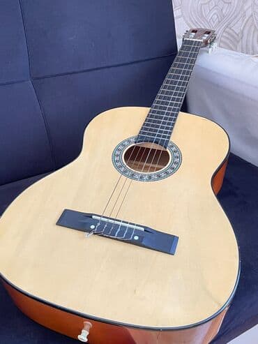 gitara almaq: 6 il once alinib ve 3 defe hec toxunulmuyub qalib evde yaxsi — 3