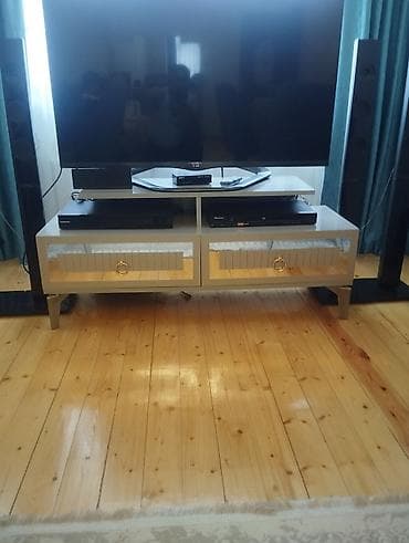 07 sekli: Düz TV altlığı, Polkalı, Laminat — 2