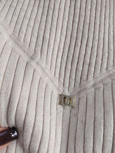 Qadın sviteri – bej rəngli, nazik şaquli rezin toxuma - Yarımboğaz