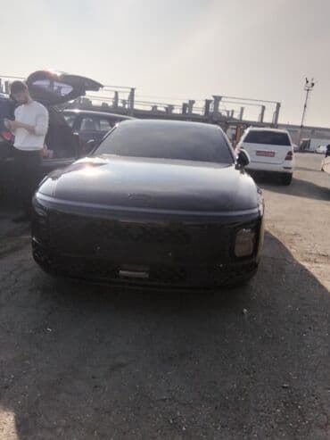 hyundai grandeur 2015: Qara rəngli biznes-sedan - Eksteryer: parlaq qara kuzov, aerodinamik — 7