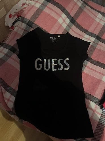 GUESS qadın t‑şörtü - Rəng: qara - Ön hissədə iri “GUESS” loqosu – lalafo.az -da GUESS qadın t‑şörtü - Rəng: qara - Ön hissədə iri “GUESS” loqosu –