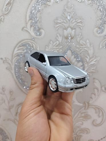 mini disk: Model maşın – metal korpuslu, gümüşü rəngdə sedan. Detallı salon və — 2
