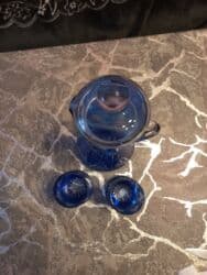 türk sekleri: Məhsul: Kobalt-mavi şüşə dəst Təsvir: - Klassik üslubda, əl naxışlı — 2