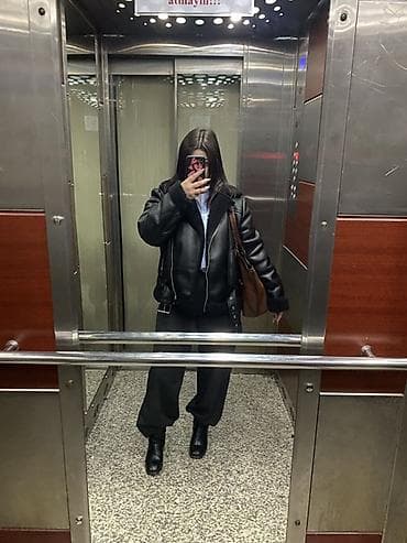 Qadınlar üçün qara dəri görünümlü qış gödəkçəsi - Model