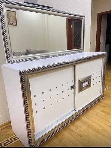 Qonaq otağı üçün mebel dəsti Tərkib: - Geniş güzgülü konsol/komod