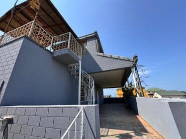 sahil qəsəbəsində evlər: Bağ evi – geniş həyət və teraslı - İki mərtəbəli ev, açıq eyvan və — 1