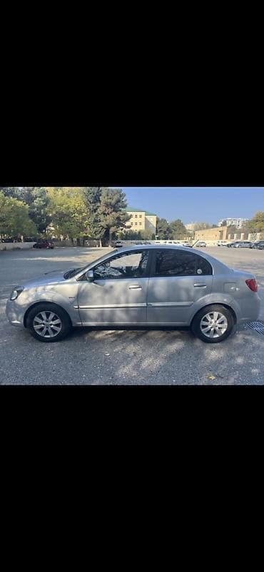 e 3 2: Kia Cerato: 1.5 l | 2010 il Sedan — 2