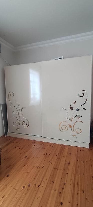 Ağ rəngli mebel dəsti - Yataq otağı üçün iri sürgülü qapılı qarderob — 3