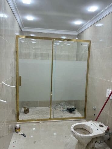 ремонт ванн: Qızılı rəngli çərçivəyə malik sürüşən şüşəli duş kabinəsi. Mat şüşəsi — 2