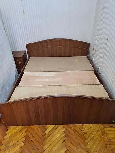 Işlınmiş Polşa istehsalı olan Yatağ dəsti satılır. 4 qapılı dolabın — 2
