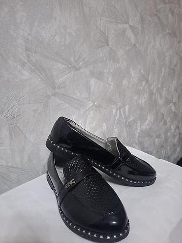 Şəxsi əşyalar: Qadın loaferləri – qara laklı üst, bal pətəyi teksturalı ön hissə - — 1