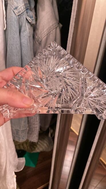 Termoqablar: Büllur naxışlı üçbucaq formalı dekorativ şüşə parça. Kəsim — 1