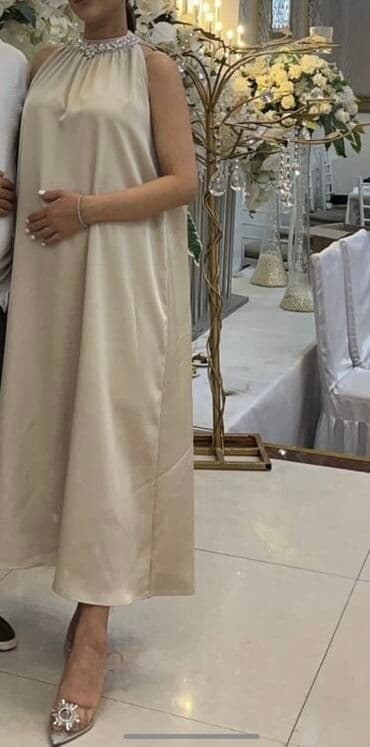 буквы из пенопласта на свадьбу: Zərif axşam geyimi – krem rəngi, atlas fakturalı, geniş və axıcı — 1