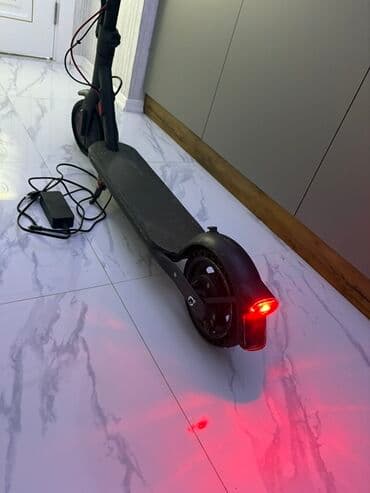 qruz nə deməkdir: Elektrik skuter - Şəhər üçün yığcam və yüngül gövdə, qara rəng - — 2