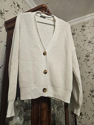stringer alt paltarı: Qadın kardiqanı – krem/ağ rəngdə, iri toxuma trikotaj. - Model — 1