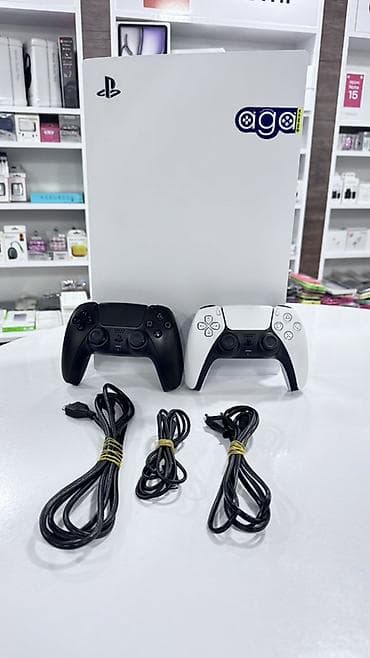 Sony ps 5 fat usdunde iki dene pult ve usdunde oyunarda var