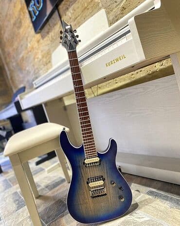 sarayeva küçəsi: Müştərilər son vaxtlar qeyri-adi rəngli gitaralara daha çox üstünlük — 1