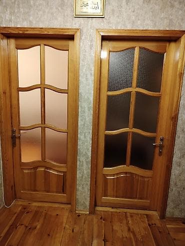 qapi evi: Taxta otaq qapıları, şüşəli dizaynda. Qapılar təbii ağac fakturalı — 2