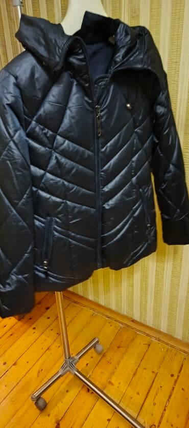 qadin ucun jaketler: Qadınlar üçün qışlıq/yarımfason şişmə gödəkçə - Rəng: tünd göy/qara — 2