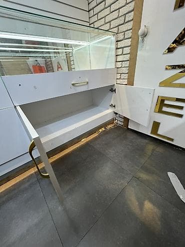 Rəf vitrinləri: Şüşəli dolab vitrini, İşlənmiş — 2