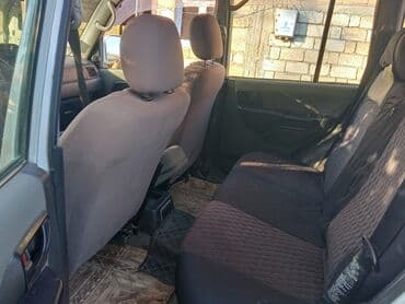 турбо аз трактор: Ağ rəngli, 4 qapılı Mitsubishi Pajero SUV. Avtomobilin arxa hissəsində — 8