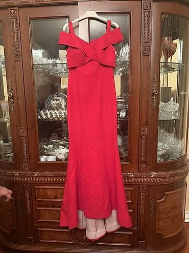 Qırmızı ziyafət/libas - Model: çiyinləri açıq, qovuşan bant detallı