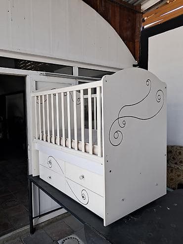 Beşiklər: Oğlan və qız üçün, İşlənmiş, Dördbucaq, Beşik, Matras ilə, Yellənmə mexanizmsiz — 1