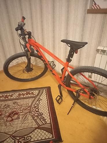 Trek Marlin seriyası dağ velosipedi - Rəng: parlaq narıncı, böyük