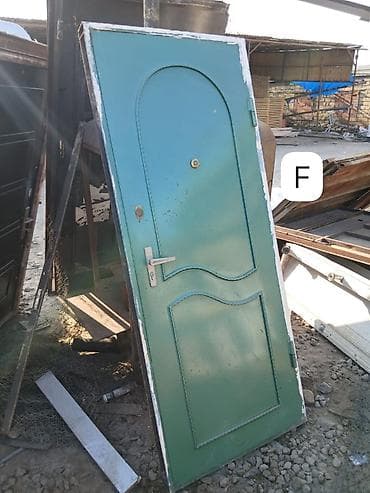 plasmas qapi: Seyf qapı satılır. Çərçivəsi şvellerdi. Ölçüsü eni 85 sm hündürlüyü 2 — 1