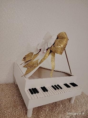 Xonca piano satilir icine sokolad ve cicek qoyub hediyye etmek olar