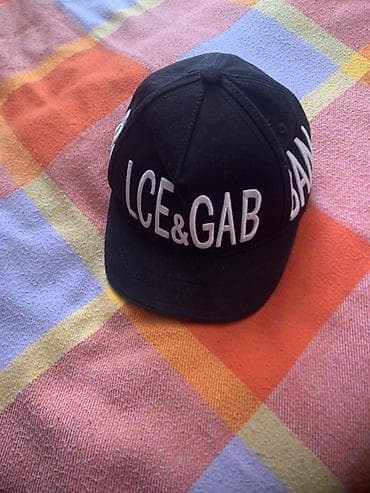 ad yazili sepler: Qara rəngli beysbol papağı - Üzərində iri, ağ rəngli — 1