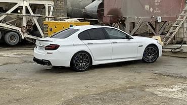 disk teker mercedes: BMW 5 Series F10 sedan – ağ rəng, M paket üslubunda xarici görünüş — 3