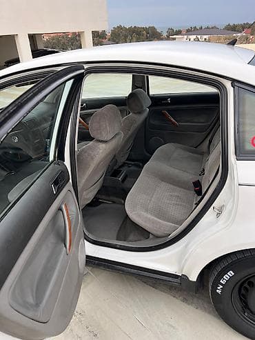 Volkswagen Passat: 1.8 l | 1998 il Sedan — 4