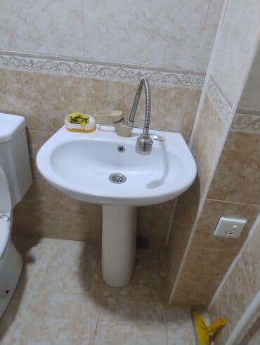 Ümumi su kranları: Ağ rəngdə və mavi detallarla bəzədilmiş bu hamam dolabı lavabo ilə — 1