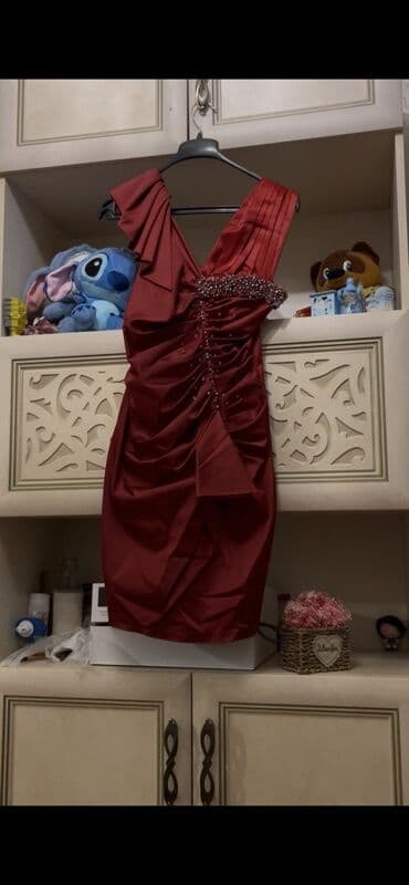 Bordo rəngdə zərif kokteyl/gecə paltarı.36 beden uygundur ciyin hisse
