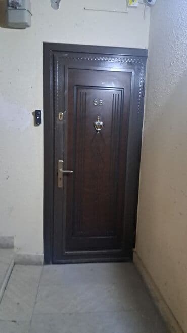 сейфовая входная дверь: Bu metal giriş qapısı möhkəm konstruksiyası və tünd rəngi ilə hər cür — 2