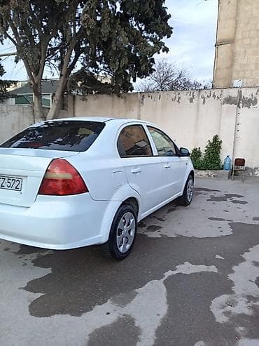 azerbaijan car price: Ağ rəngli kompakt sedan Xüsusiyyətlər: - Kuzov: 4 qapılı sedan, ağ — 2